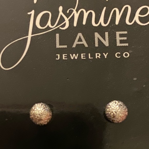 Stud earrings - Picture 1 of 2